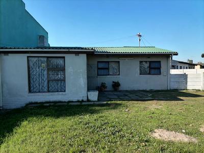 House For Sale in Silvertown, Cape Town